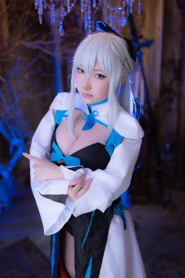 动漫角色cos手机壁纸｜蓝色酒吧 - 蓝白服装「哲风壁纸」