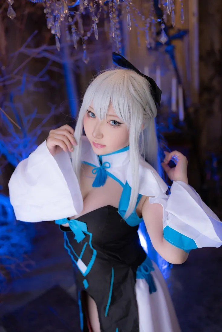 白色头发coser手机壁纸｜蓝色酒吧背景 - 夜场装饰「哲风壁纸」