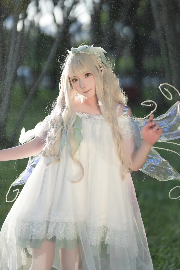 精灵仙女手机壁纸｜树林草地背景 - 白色纱裙金发「哲风壁纸」