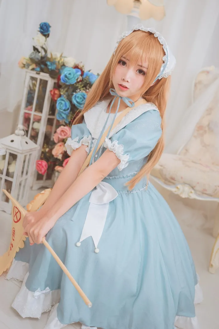 金发少女cosplay手机壁纸｜居家背景图片 - 蓝色连衣裙「哲风壁纸」