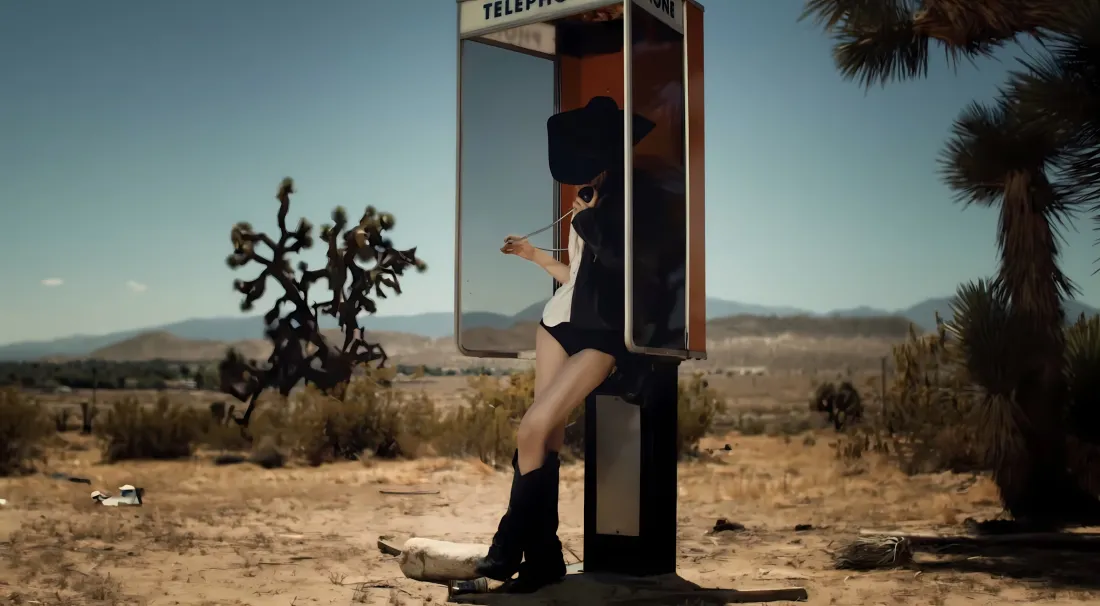2kRosé壁纸｜沙漠背景图片 - 电话亭时尚穿搭「哲风壁纸」