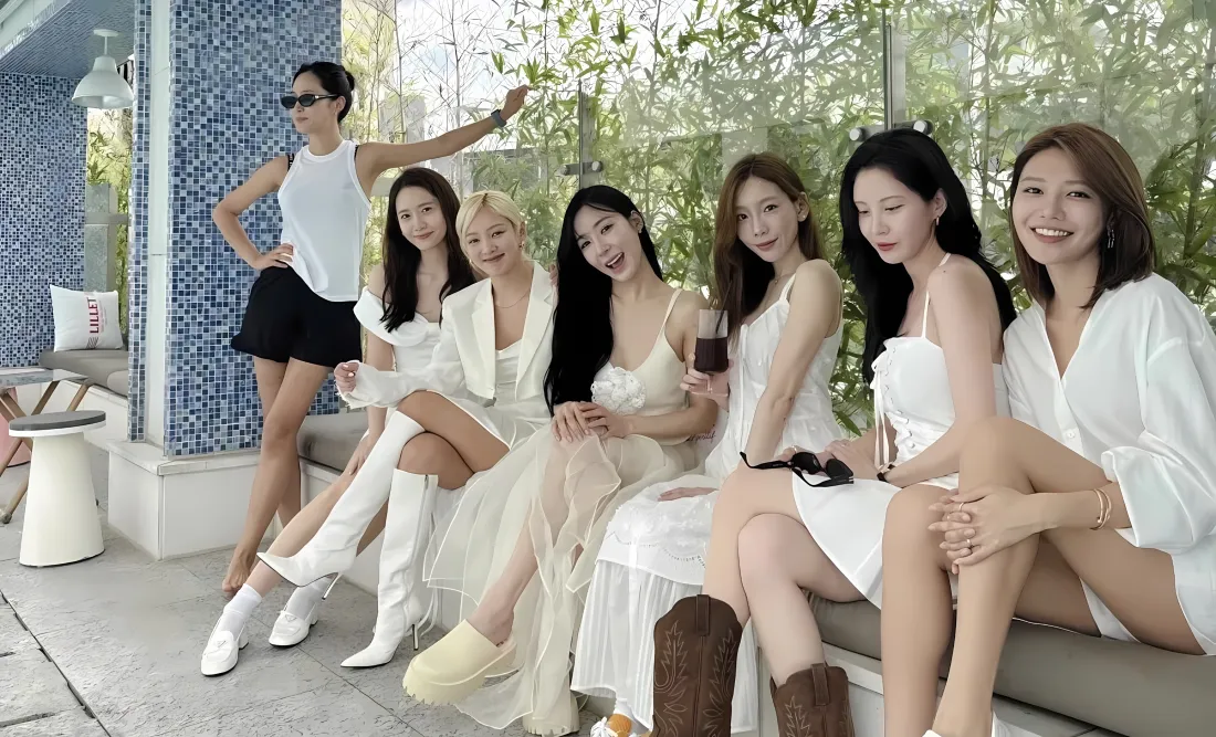 3k少女时代壁纸｜户外背景图片 - 白色服饰女团合影「哲风壁纸」