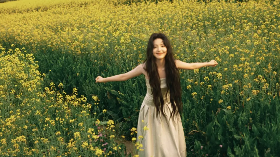 2k章若楠壁纸｜油菜花田背景图片 - 长裙少女「哲风壁纸」