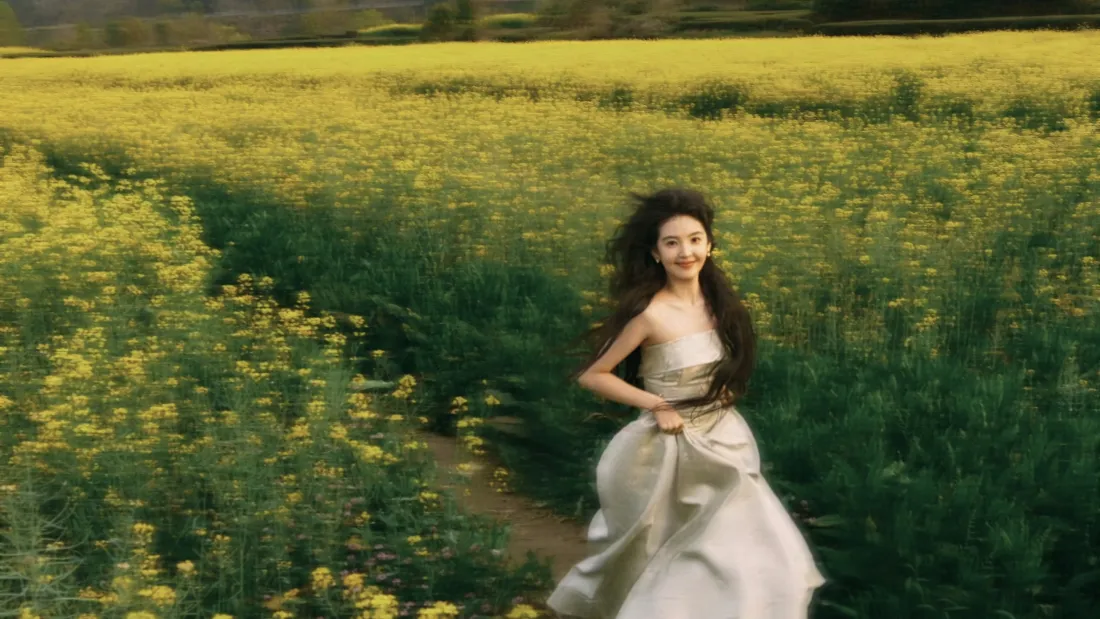 2k章若楠壁纸｜油菜花田背景图 - 白色长裙田园风「哲风壁纸」