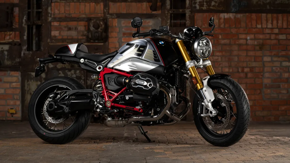 4k（宝马摩托车壁纸｜砖墙背景图片 - 机车）「哲风壁纸」