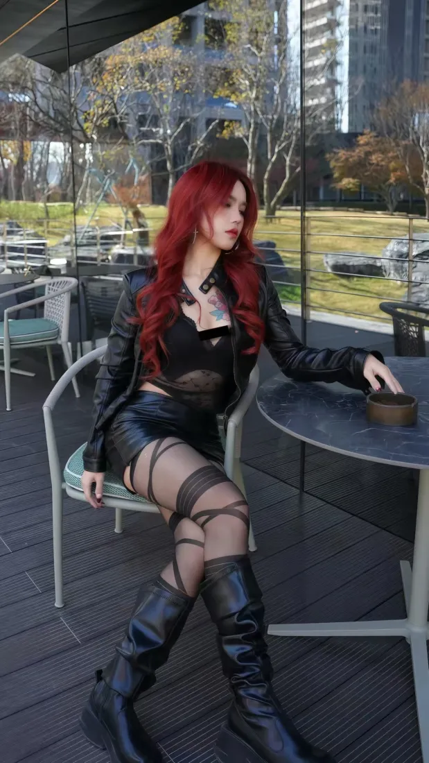 红发美女黑丝手机壁纸｜都市咖啡馆背景 - 酷飒穿搭「哲风壁纸」