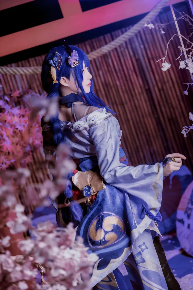 cos和服美女手机壁纸｜日式樱花背景 - 竹帘暗调「哲风壁纸」