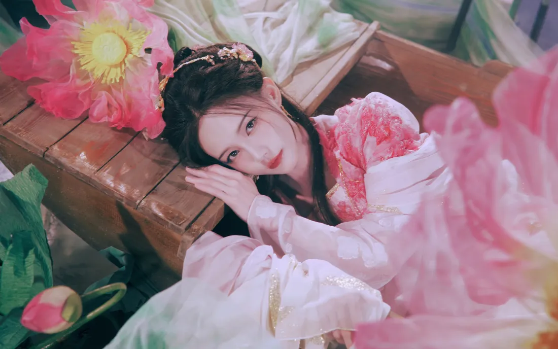 4k古装美女壁纸｜荷花背景图片 - 古风场景粉色古装「哲风壁纸」