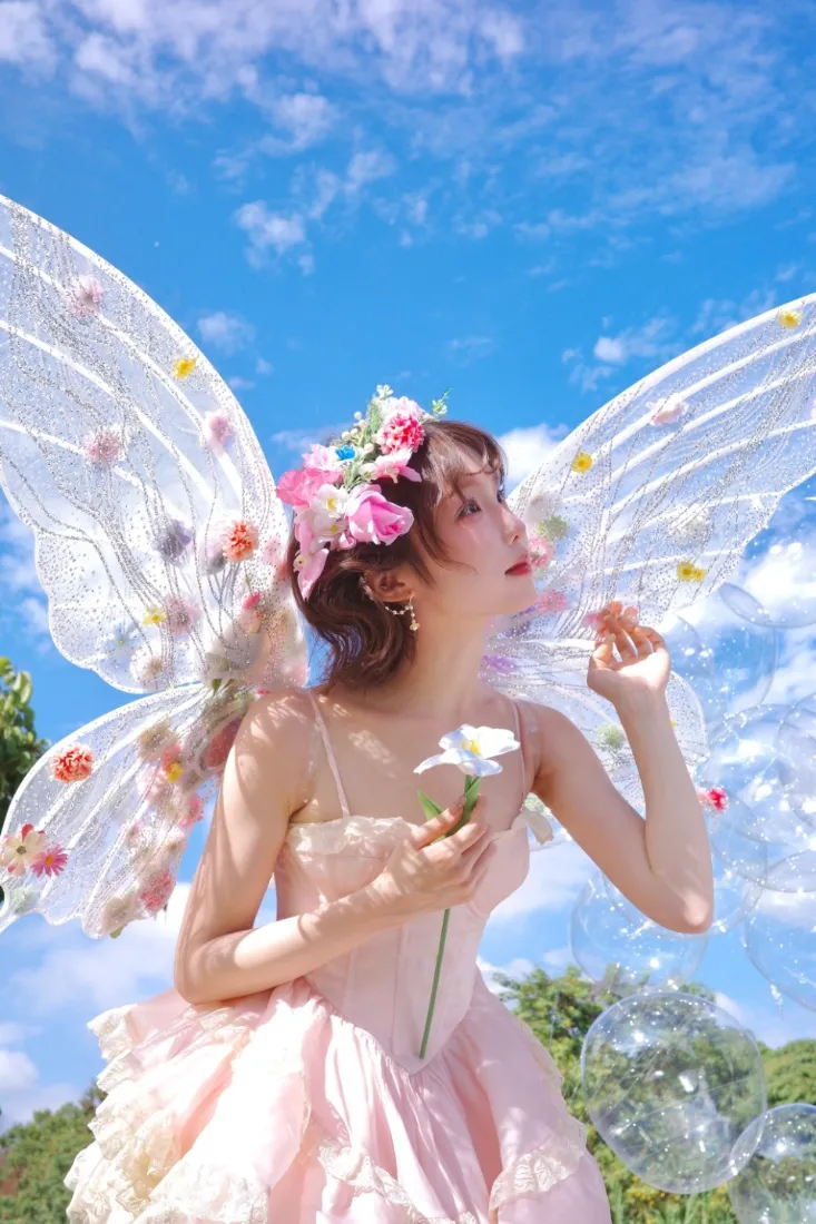 白昼小熊手机壁纸｜粉色连衣裙背景图片 - 蓝天童话风「哲风壁纸」