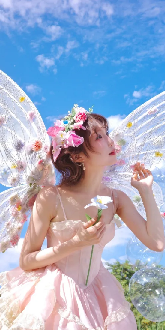 白昼小熊手机壁纸｜蓝天背景 - 粉色连衣裙花饰仙女风「哲风壁纸」