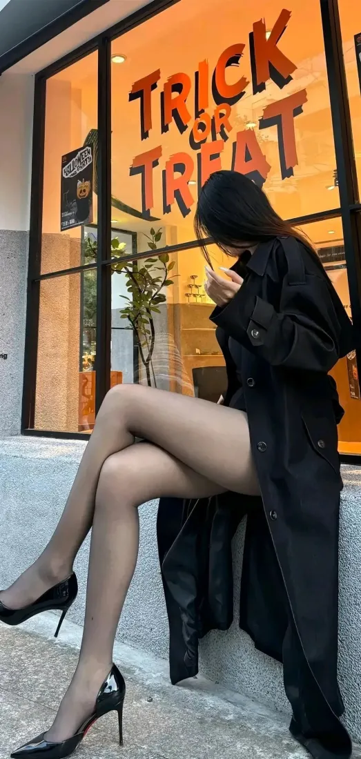 黑衣美女手机壁纸｜暗黑背景 - 黑丝高跟鞋「哲风壁纸」