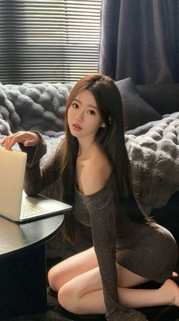 灰色紧身裙美女手机壁纸｜室内深景背景图片 - 性感迷人「哲风壁纸」