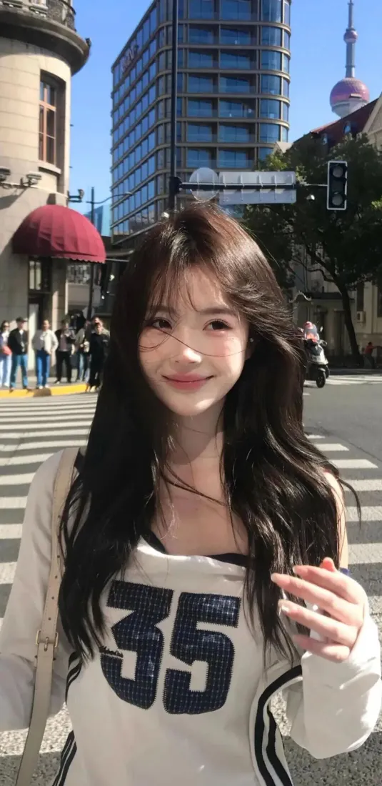 女生街拍手机壁纸｜城市街景背景 - 35号上衣行人蓝天「哲风壁纸」