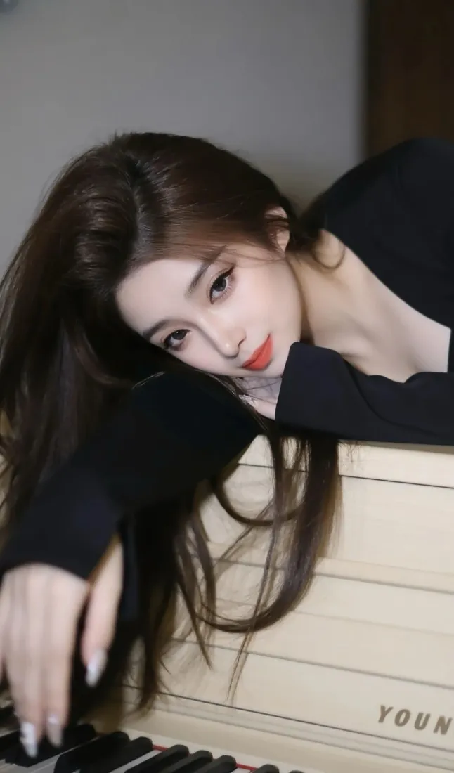 黑衣美女手机壁纸｜钢琴背景图片 - 优雅气质Ios「哲风壁纸」