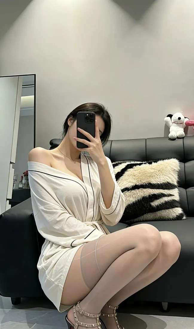 白衣美女手机壁纸｜室内沙发背景图片 - 时尚穿搭「哲风壁纸」