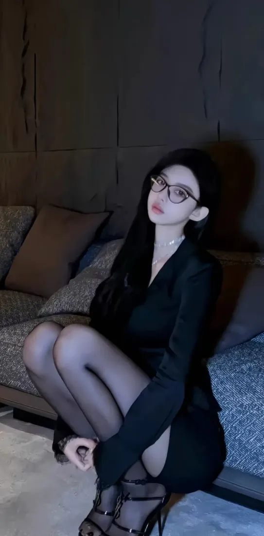 黑衣美女手机壁纸｜室内暗调背景图片 - Ios「哲风壁纸」