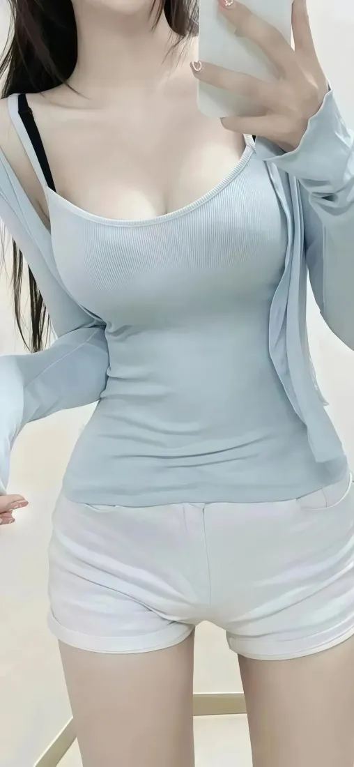 浅蓝色上衣美女手机壁纸｜简约背景 - 夏日清新穿搭「哲风壁纸」