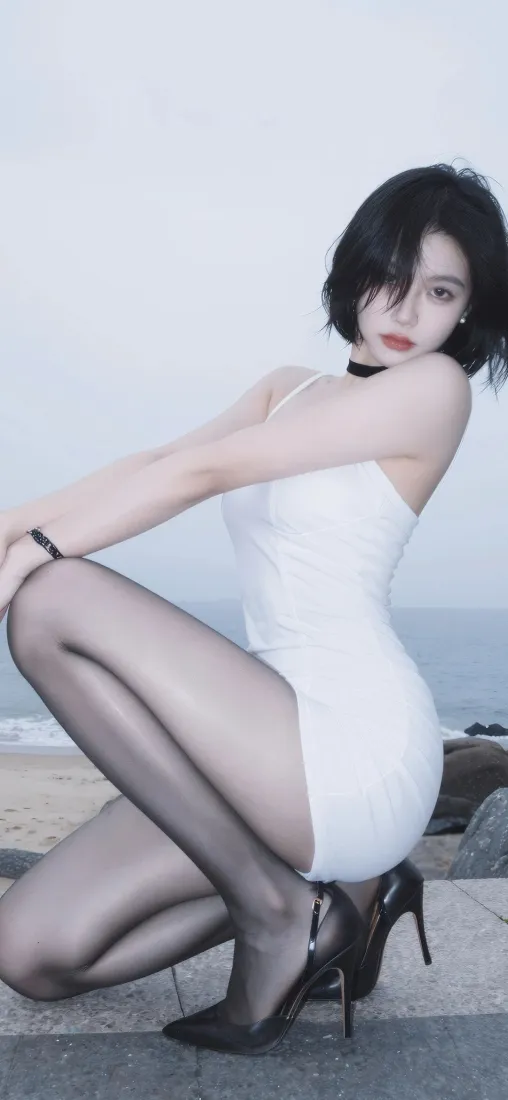 美女手机壁纸｜海边背景图 - 黑丝高跟鞋白裙「哲风壁纸」