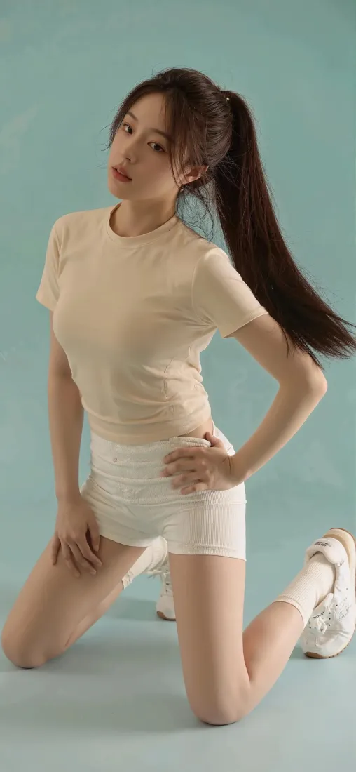 美女手机壁纸｜浅蓝色背景图片 - 休闲穿搭「哲风壁纸」