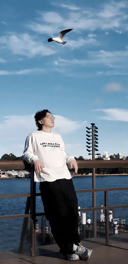 陈奕迅手机壁纸｜蓝天背景图片 - 海鸥水面「哲风壁纸」