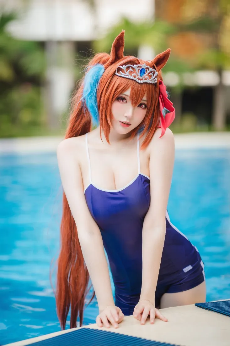 赛马娘大和赤骥手机壁纸｜游泳池背景图 - 蓝色泳装「哲风壁纸」