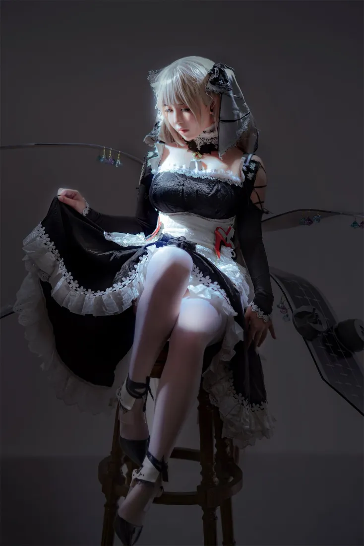 女仆装银发动漫人物手机壁纸｜暗色背景图 - 灯光科幻「哲风壁纸」