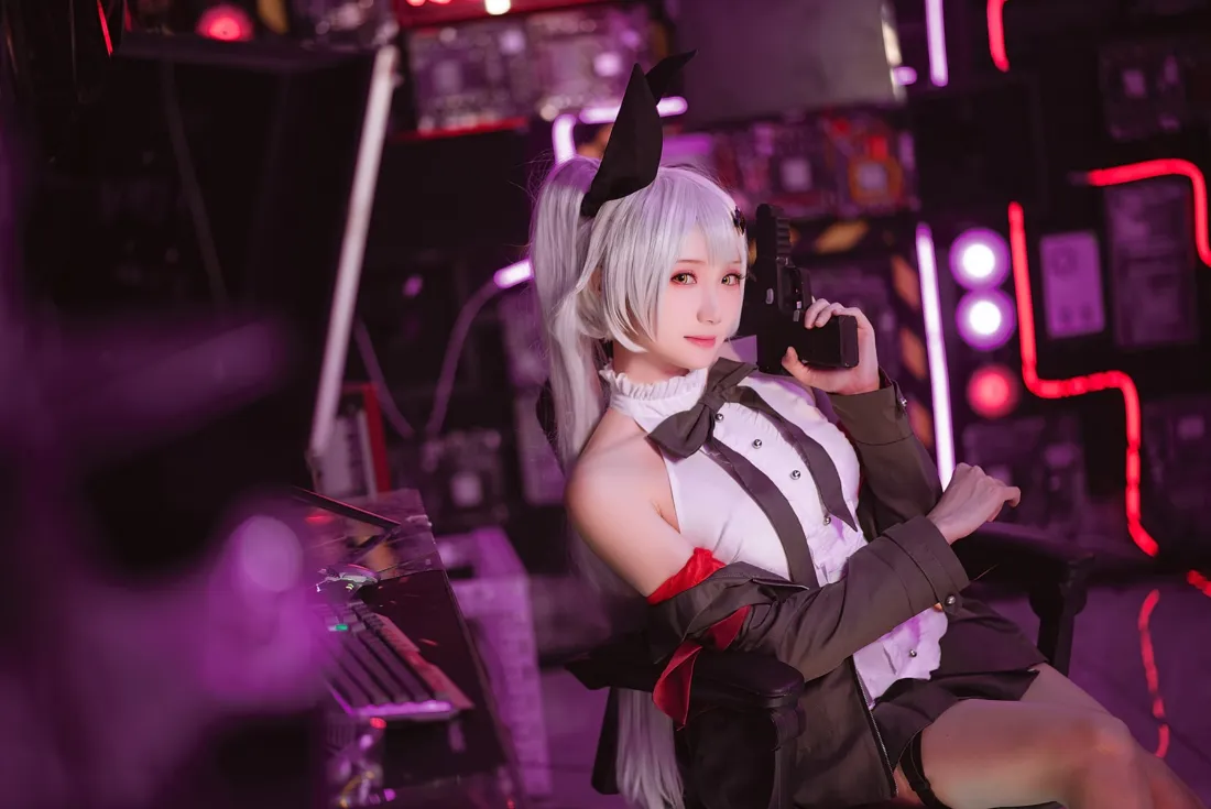 女警察cosplay手机壁纸｜紫色背景图片 - 白发黑丝迷人「哲风壁纸」