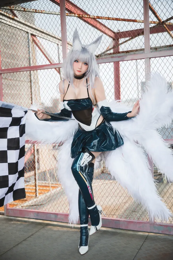 九尾狐cos手机壁纸｜工业区背景图片 - 狐尾黑裙「哲风壁纸」