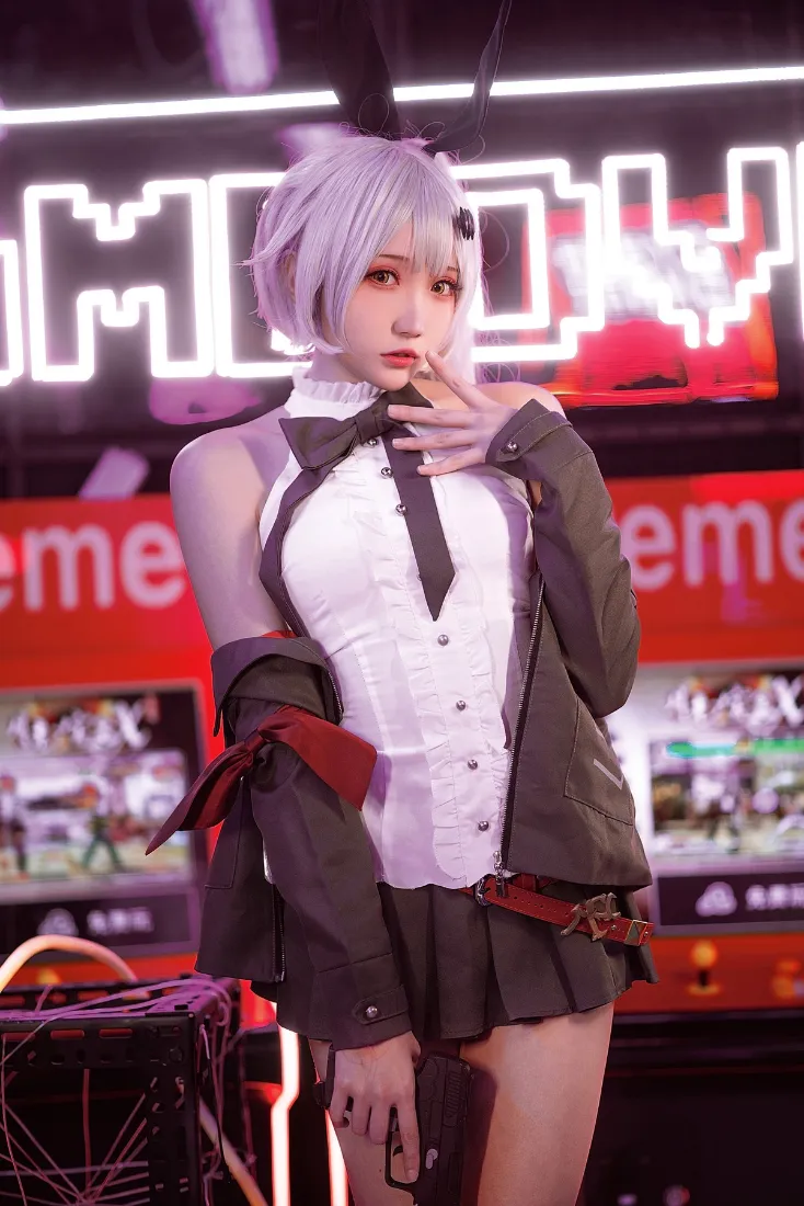 银发女警察制服手机壁纸｜霓虹背景 - 角色扮演cosplay「哲风壁纸」