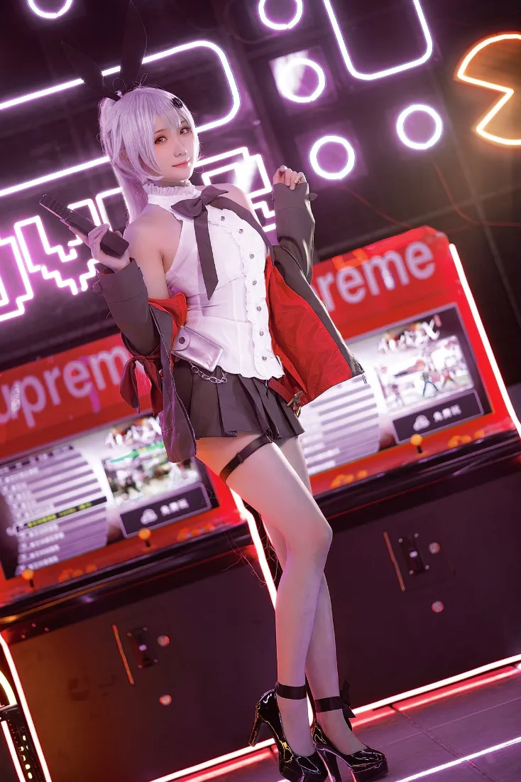 女警察手机壁纸｜霓虹灯背景图片 - 角色扮演银发短裙「哲风壁纸」