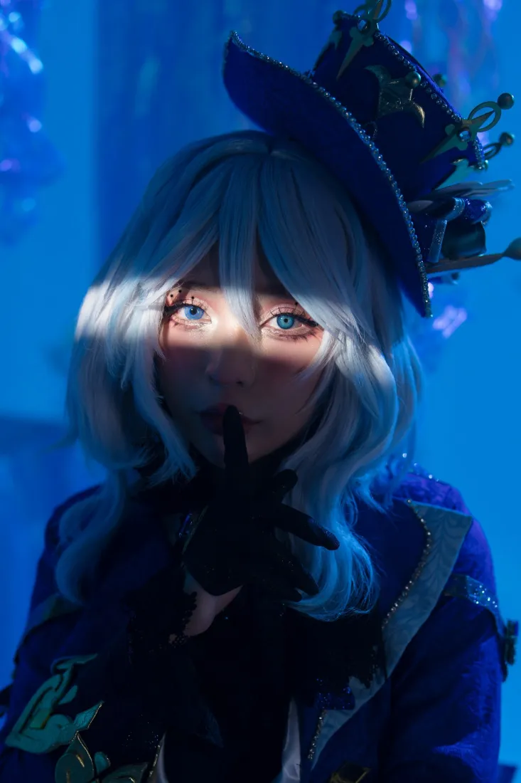 白发蓝眼角色手机壁纸｜蓝色背景图片 - 黑暗神秘「哲风壁纸」