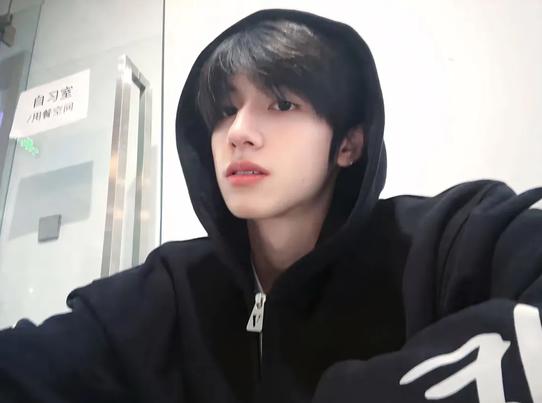 4k朱志鑫壁纸｜自习室背景图片 - 黑色连帽衫「哲风壁纸」