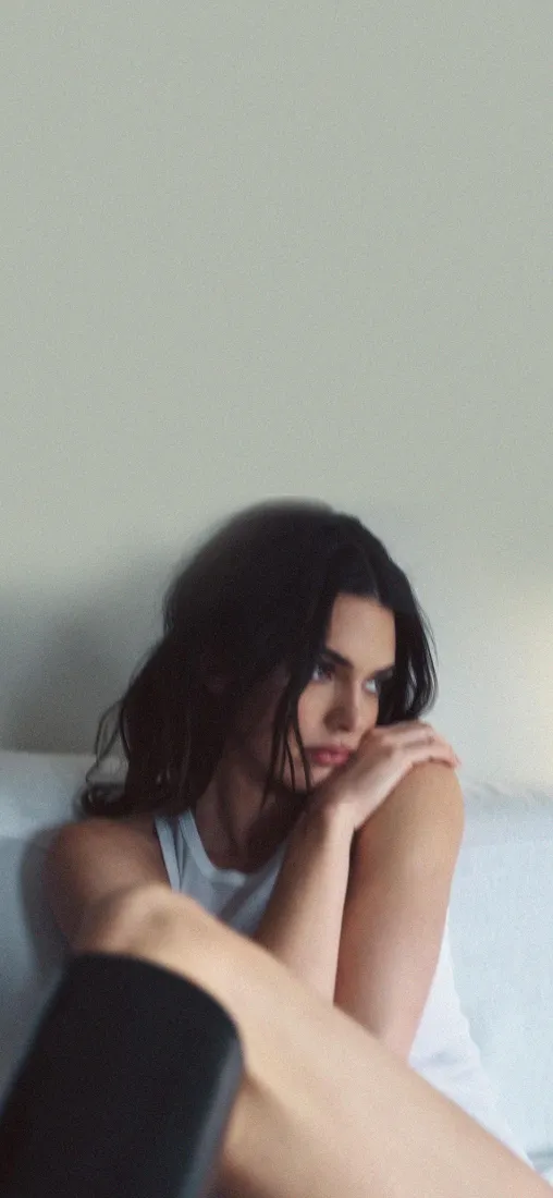 慵懒美女手机壁纸｜居家背景图片 - 简约休闲「哲风壁纸」