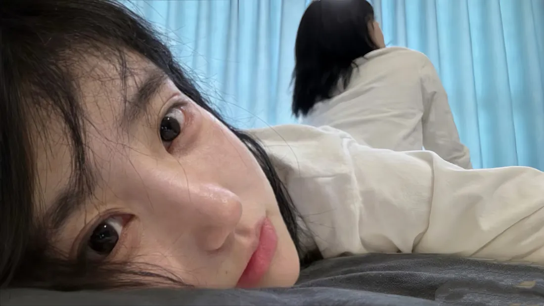 5k鞠婧祎壁纸｜蓝色窗帘背景 - 贴脸美女「哲风壁纸」