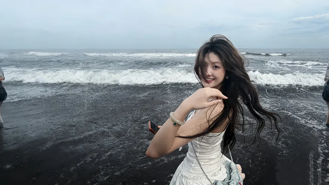 5k白衣美女壁纸｜海边背景图片 - 黑色沙滩海浪「哲风壁纸」