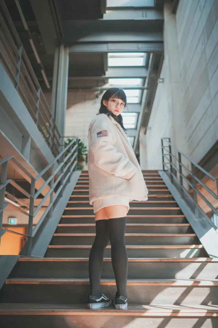 女生自拍手机壁纸｜工业区楼梯背景 - 时尚穿搭「哲风壁纸」