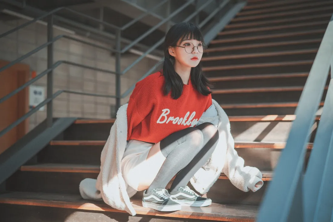 2k红衣女孩壁纸｜工业区楼梯背景图片 - 休闲穿搭「哲风壁纸」