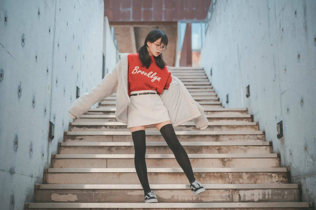 2k红衣女孩自拍壁纸｜工业区楼梯背景图片 - 休闲穿搭「哲风壁纸」