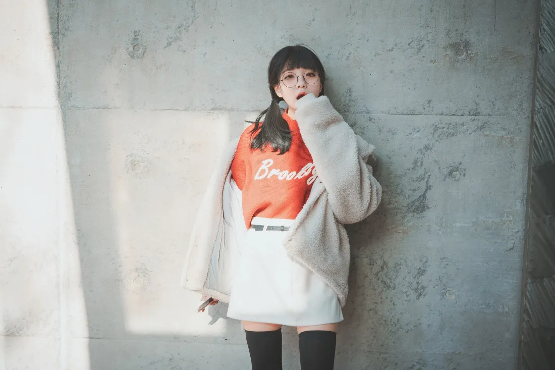 2k女孩自拍壁纸｜灰色墙面背景 - 时尚穿搭展示「哲风壁纸」