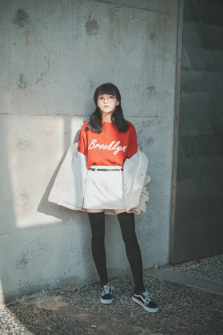 红衣女孩手机壁纸｜工业区背景图片 - 休闲穿搭「哲风壁纸」