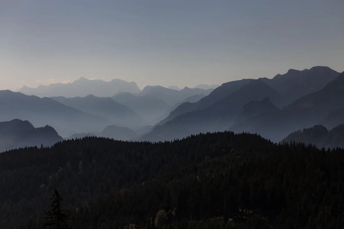 5k山脉夜景壁纸｜山林背景图片 - 夜色山峦「哲风壁纸」