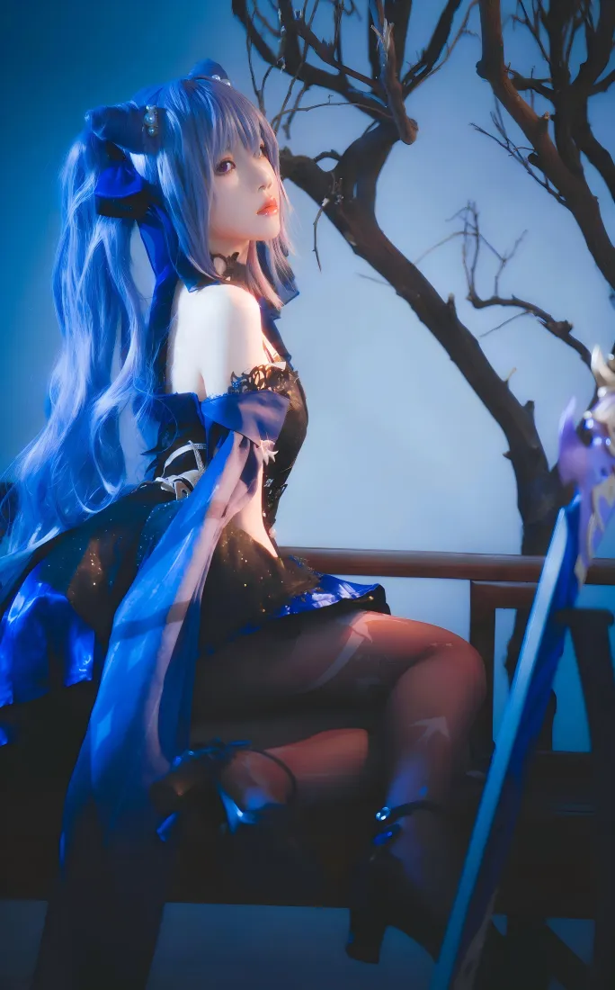 蓝发cos角色手机壁纸｜枯树背景图 - 黑丝cosplay「哲风壁纸」