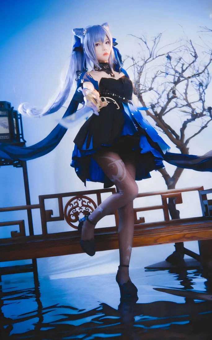 蓝发少女cos手机壁纸｜古风枯树背景 - 黑丝洛丽塔「哲风壁纸」