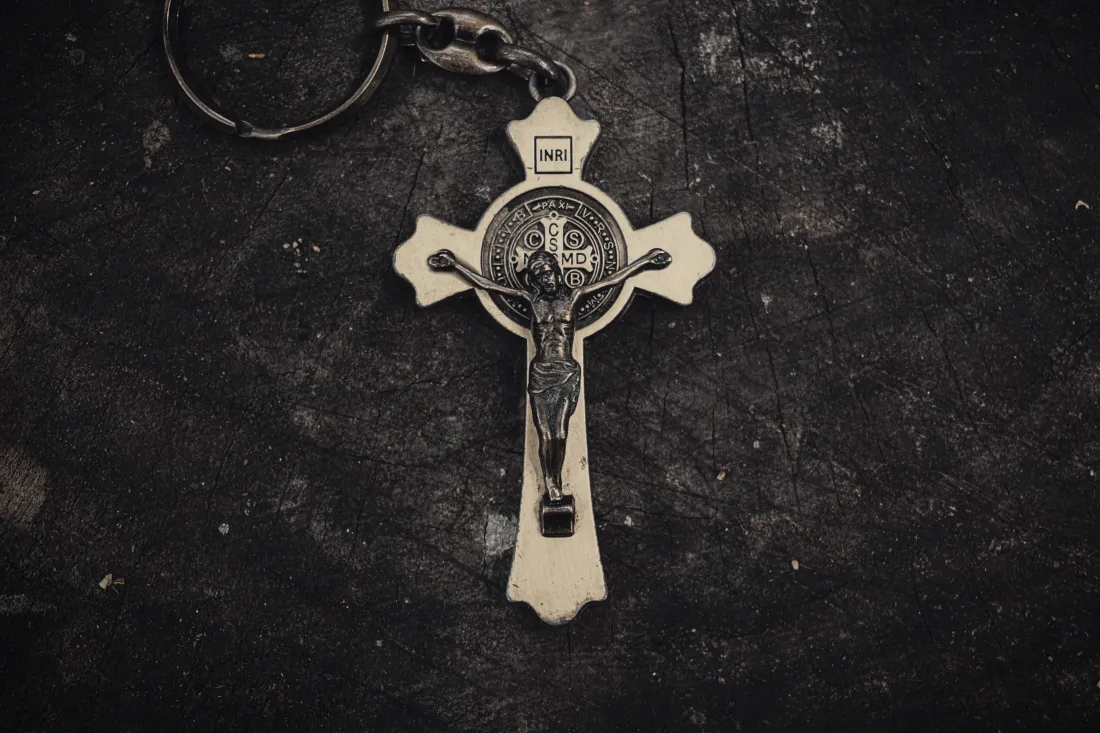 6k十字架吊坠壁纸｜黑色背景图片 - 宗教饰品「哲风壁纸」
