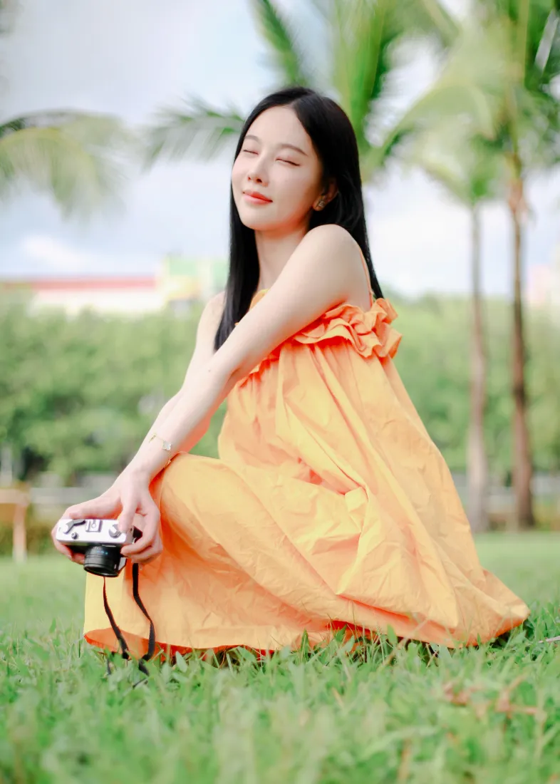 橙裙女孩相机手机壁纸｜户外草地背景图 - 夏天「哲风壁纸」