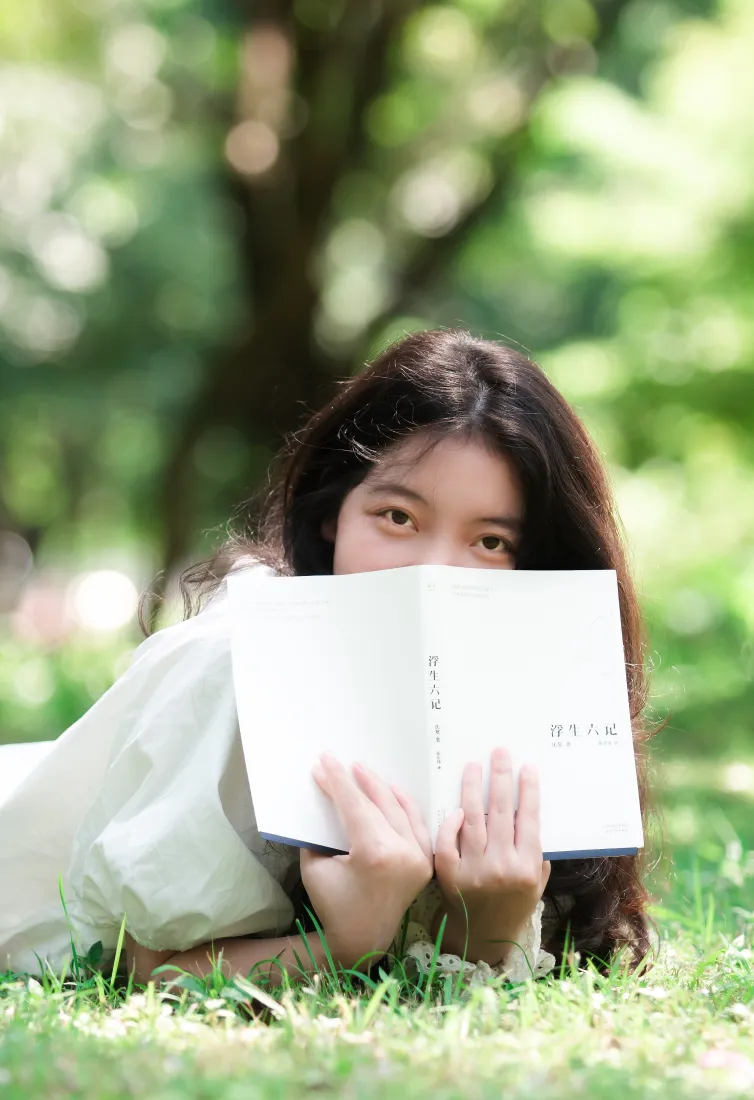 女孩户外看书手机壁纸｜草地树木背景图片 - 自然清新「哲风壁纸」