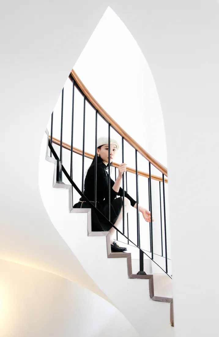 螺旋楼梯手机壁纸｜现代建筑背景 - 黑色穿搭人物「哲风壁纸」