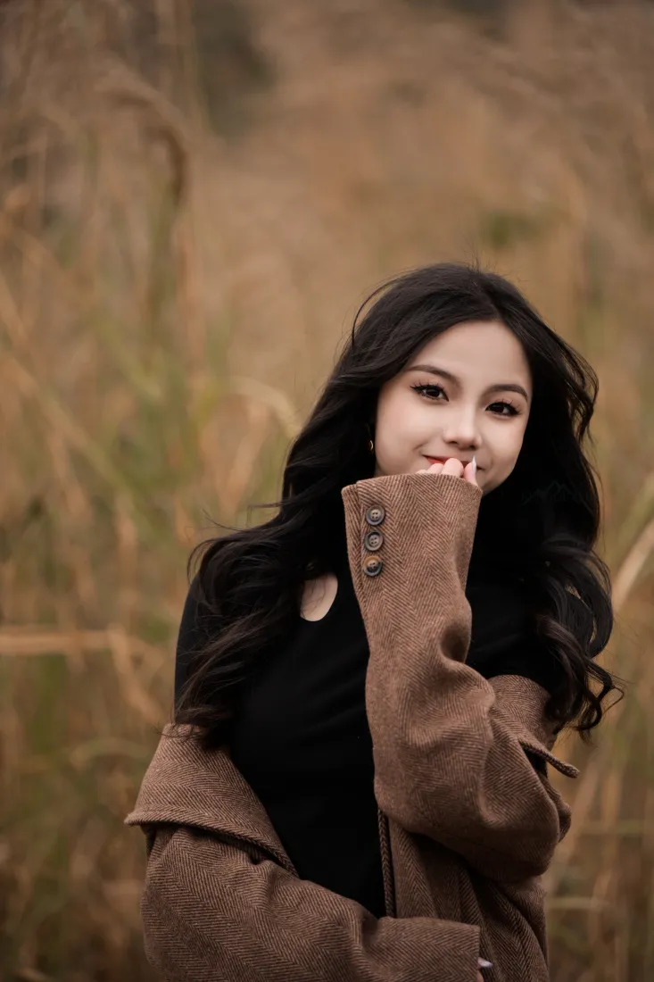 秋日人像手机壁纸｜户外背景图片 - 棕色外套女性「哲风壁纸」