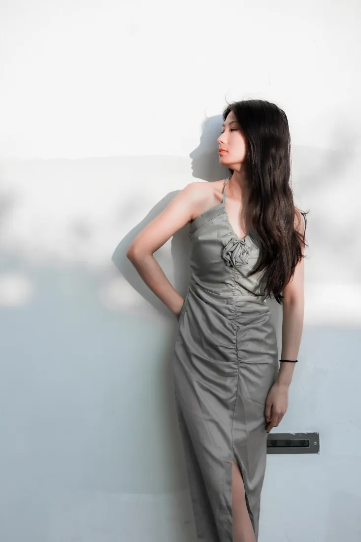 灰色连衣裙美女手机壁纸｜白墙写真图片 - 阳光时尚穿搭「哲风壁纸」