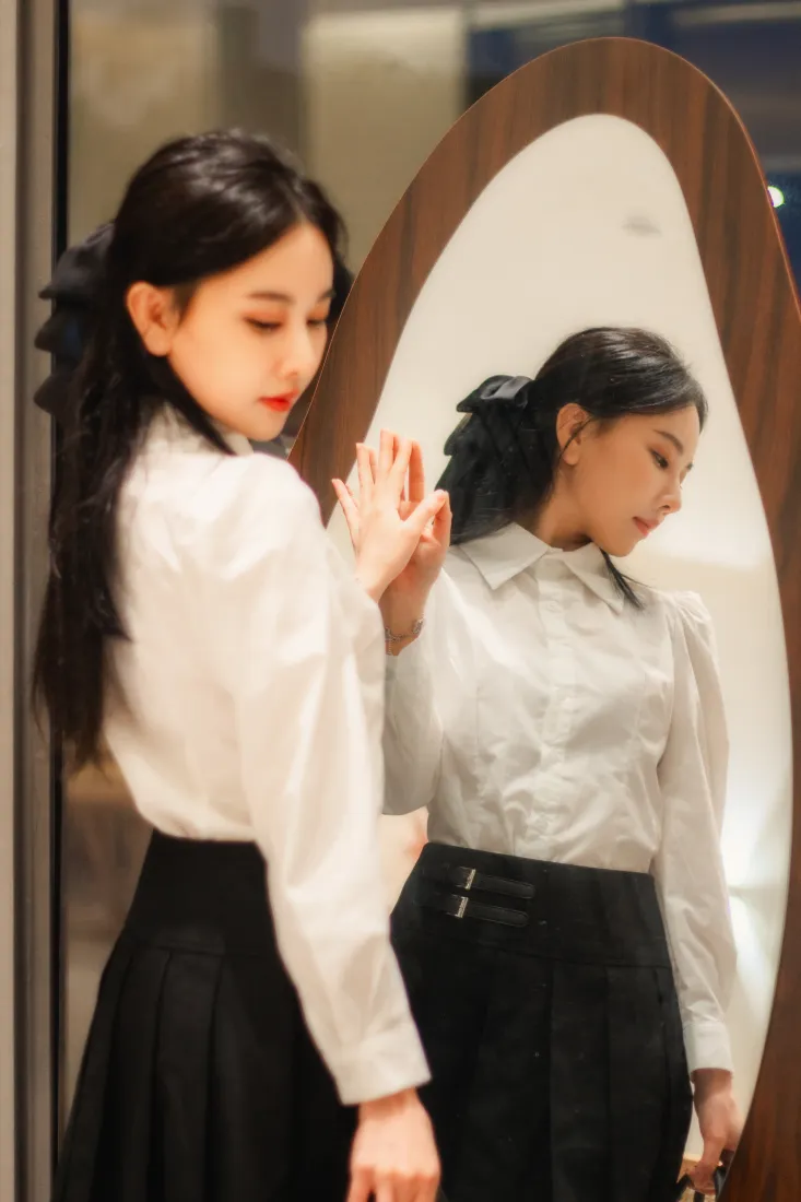 女生照镜手机壁纸｜室内背景图 - 白衬衫黑裙马尾辫「哲风壁纸」